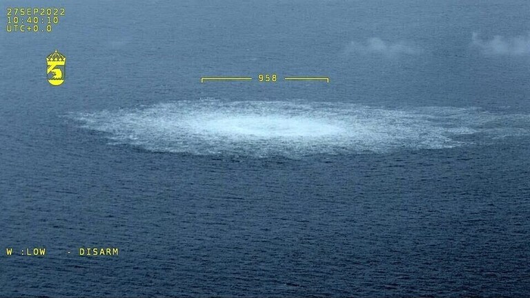 Ein Foto der Schwedischen Küstenwache zeigt das Gasleck in der Ostsee nach der Sprengung der Pipeline Nord Stream 2 in 2022. An einer Stelle scheint das Wasser zu brodeln. brodelt das Wasser. Auf dem Foto sind Markierungen für Großenverhältnisse.