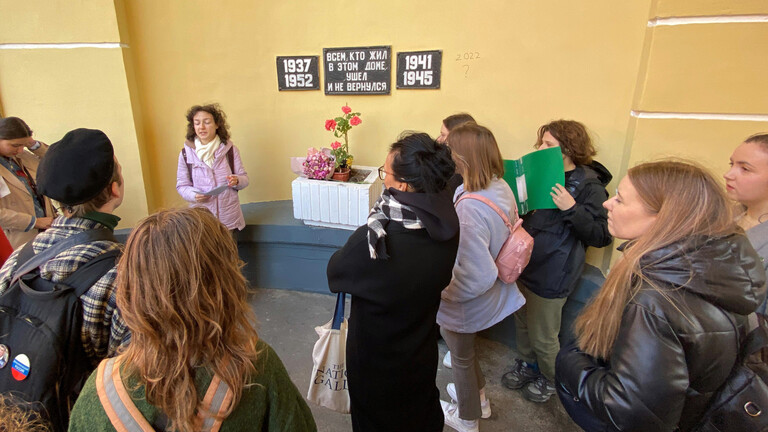 Die russische Menschenrechtsorganisation Memorial informiert zuhörende Menschen an die Opfer kommunistischen Gewaltherrschaft in der Sowjetunion, aber auch in anderen Ländern (16.10.2022)