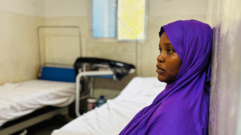 Eine Frau sitzt nach der Geburt in einer Entbindungsstation in Mogadischu, Somalia.