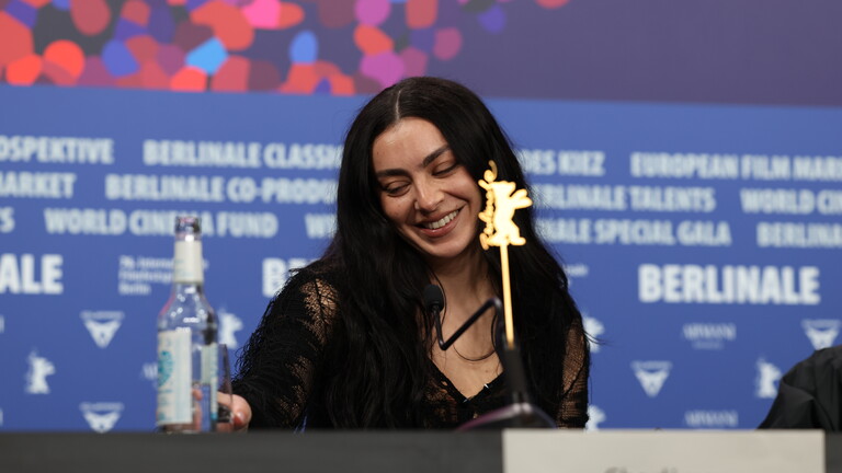 Charli XCX auf einer Berliner Pressekonferenz fotografiert von Büsra Tasdemir