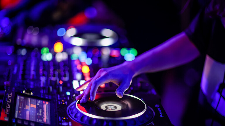 Hand am DJ Pult
