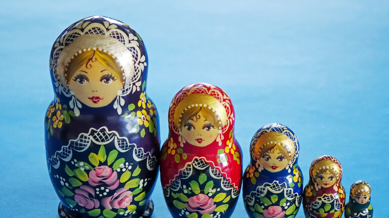 Matroschka sind russische Puppen, die ineinandergesteckt und immer kleiner werden