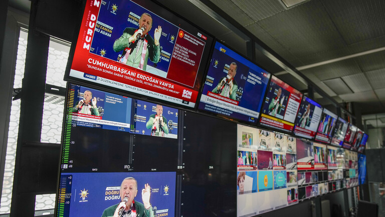 Bildschirme im Hauptquartier des türkischen Nachrichtensenders Halk TV zeigen den türkischen Präsidenten Recep Tayyip Erdogan bei einer Rede während einer Kundgebung (Istanbul, Türkei, 5.05.2023)