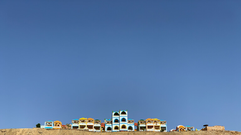 Nubisches Dorf auf einer Anhöhe auf dem Westufer des Nils bei Assuan