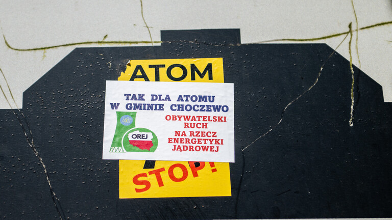 Ein Straßenschild im polnischen Lubiatowo mit einem Aufkleber, auf dem "Ja zur Atomkraft in der Gemeinde Choczewo" steht