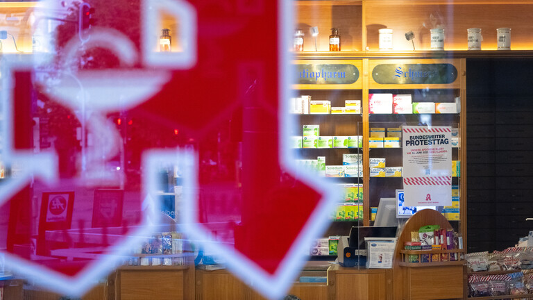 Großes rotes A auf Glastür einer Apotheke