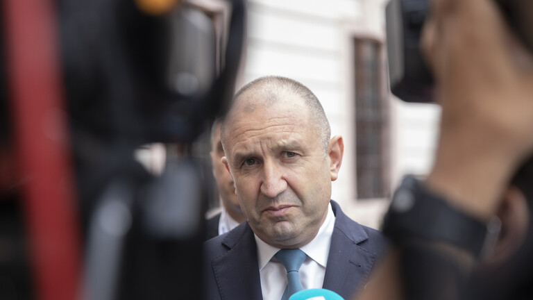 Rumen Radew vor Mikrofonen und Kameras anlässlich des Europa-Forums Wachau in Furth, Österreich (24.06.2023)