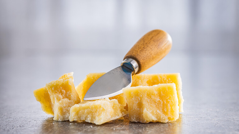 Parmesanstücke mit einem Käsemesser
