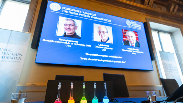 Porträts der Nobelpreisträger für Chemie 2023 Moungi G. Bawendi (links), Louis E. Brus (Mitte) und Alexei I. Ekimov werden während der Preisverleihung in der Königlich Schwedischen Akademie der Wissenschaften in Stockholm auf einem Bildschirm gezeigt.