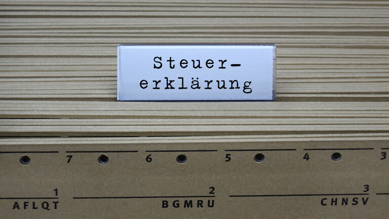 An einem Hängeregister steht der Schriftzug Steuererklärung.
