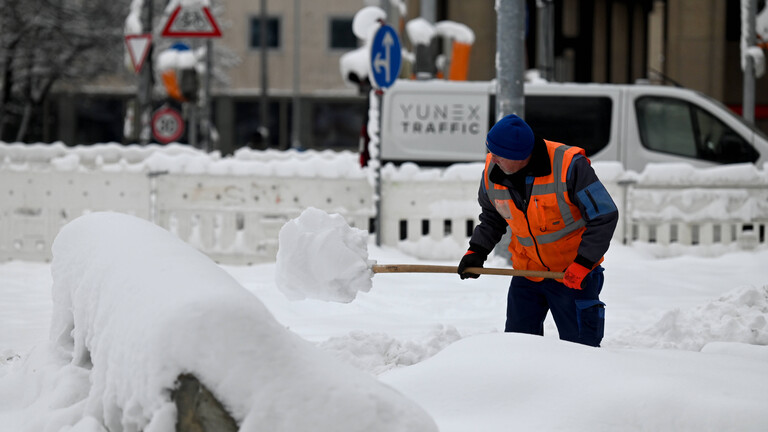 Schneechaos in München, umgestürzte Bäume, Räumfahrzeuge, 4. Dezember 2023