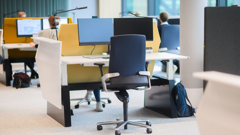 Ein Schreibtisch steht in der neuen Unternehmenszentrale von Continental.