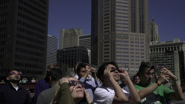 Chicago 2024: Menschen beobachten eine totale Sonnenfinsternis mit Spezialgläsern