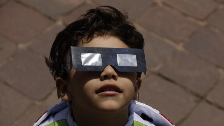 Junge blickt zur Sonne (mit Sonnenschutzbrille)