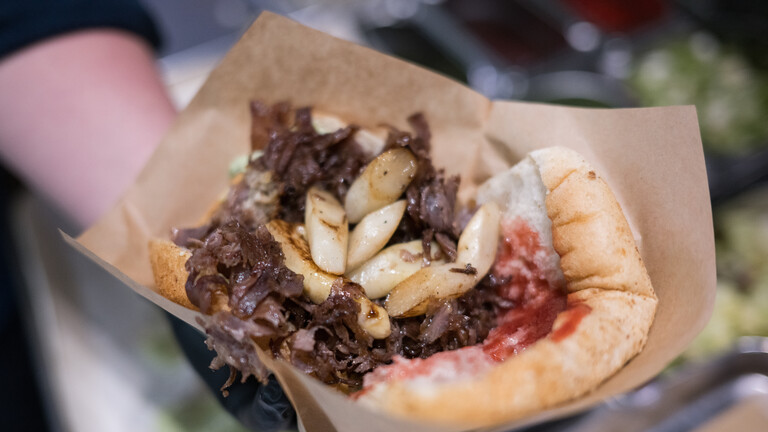 Spragel, Dönerfleisch, Brot und Soße: ein Spargeldöner in der freien Wildbahn