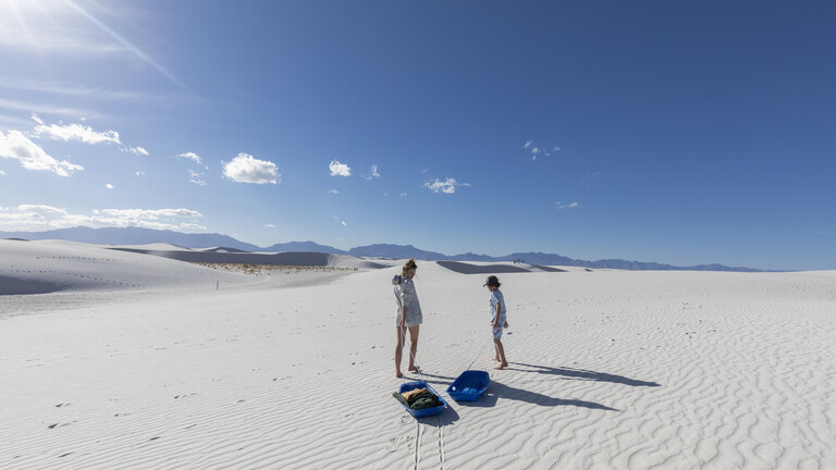 USA, New Mexico, White Sands Nationalpark, Bruder (10-11) und Schwester mit Schlitten in der Wüste