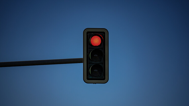 Eine Ampel zeigt Rot.