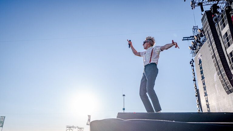 Felix Brummer von Kraftklub auf der Bühne von Rock am Ring 2024