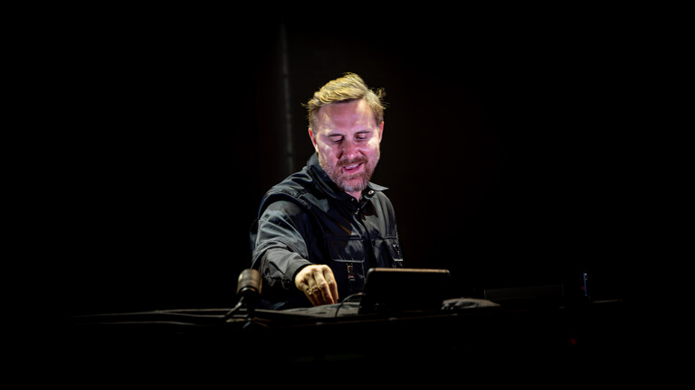 Mit Leib, Seele und allen Fingerspitzen dabei: David Guetta bei der Arbeit an den Fadern