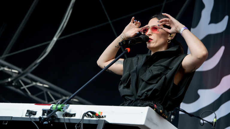 Die Sängerin Mine (bürgerlich Jasmin Stocker) steht beim Lollapalooza Festival 2024 im Berliner Olympiastadion auf der Bühne