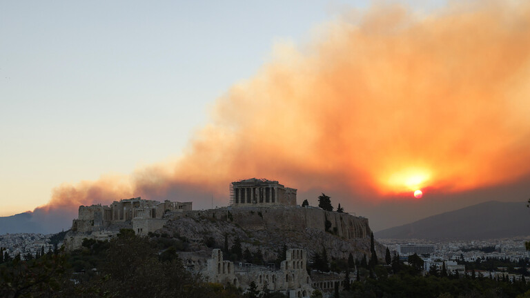 Rauch steigt während eines Waldbrands über dem Parthenon-Tempel in Athen auf (Griechenland, 12.08.2024)