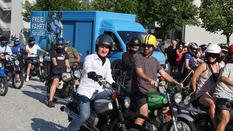 Björn Höcke (AfD) steigt bei der Wahlkampftour in Thüringen vom Moped Simson (30.08.2024)