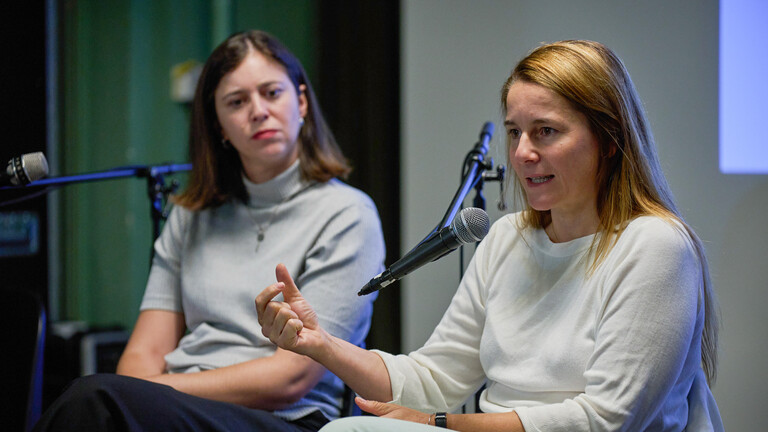 Mandy Mangler spricht am Mikrofon bei einer Veranstaltung zur Legalisierung von Abtreibungen (Berlin, 16.09.2024)