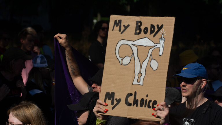 Frau hält Schild mit Gäbermutter unter "My Body, My Choice" in die Höhe (Köln, 21.09.2024)