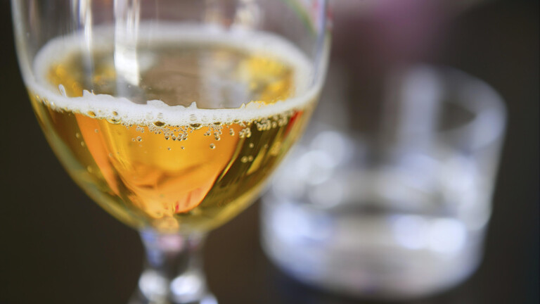 Ein halb volles Glas Bier