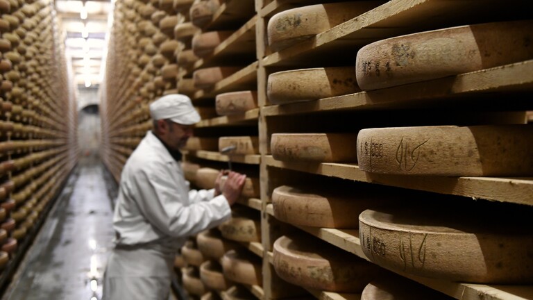 Ein Lagerhalle mit Comté-Käselaiben im französischen Saint-Antoine