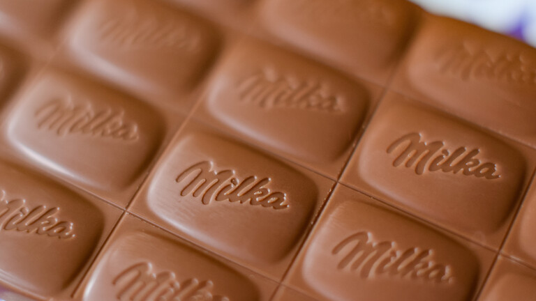 Eine ausgepackte Tafel Milkaschokolade