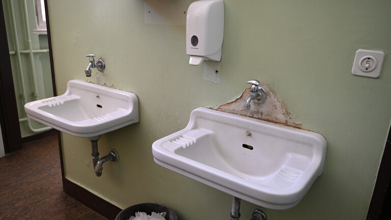 Waschbecken in Schultoilette: alt, verrotet, eklig