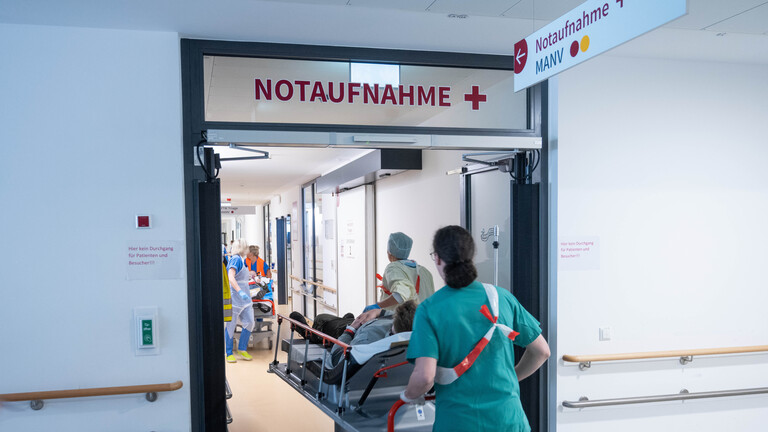 Simulation an der Rostocker Universitätsmedizin: Pflegekräfte und Ärzteteams  schieben einen Patienten auf einer Liege in die Notaufnahme (05.04.2025)