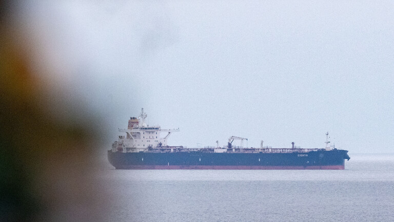 Blick auf den Tanker "Eventin" vor der Küste der Insel Rügen. Der Tanker ist eines von mehr als 150 Schiffen der sogenannten russischen Schattenflotte, gegen die Sanktionen der EU gelten.
