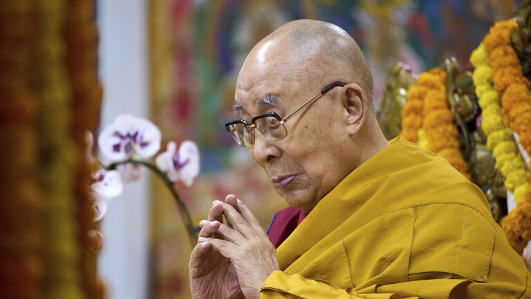 Dalai Lama in Gebetspose im Tsuglakhang temple in Dharamshala, Indien (7.5.2025)