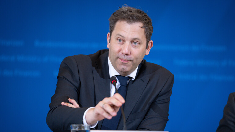 Lars Klingbeil, Bundesfinanzminister (SPD), gut gelaunt mit Hand am Mikrofon bei der Pressekonferenz zur 168. Steuerschaetzung im Bundesfinanzministerium, Berlin , 15.05.2025