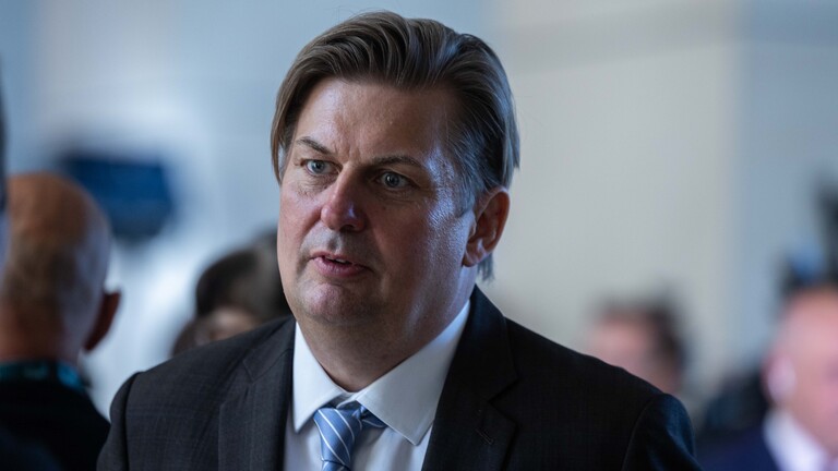 Maximilian Krah im Anzug und mit Einstecktuch