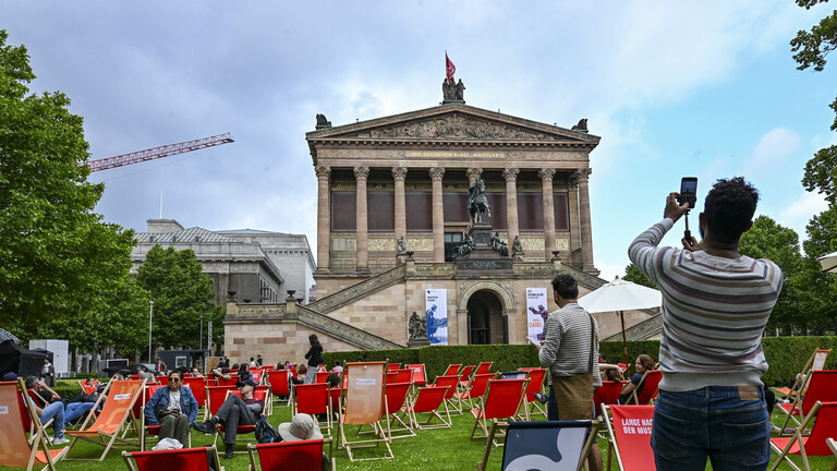 Liegestühle stehen vor der Alten Nationalgalerie in Berlin anlässlich des Jubiläums "200 Jahre Museumsinsel Berlin“