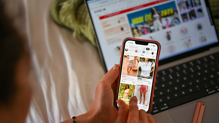 Eine Frau bestellt online mit ihrem Smartphone
