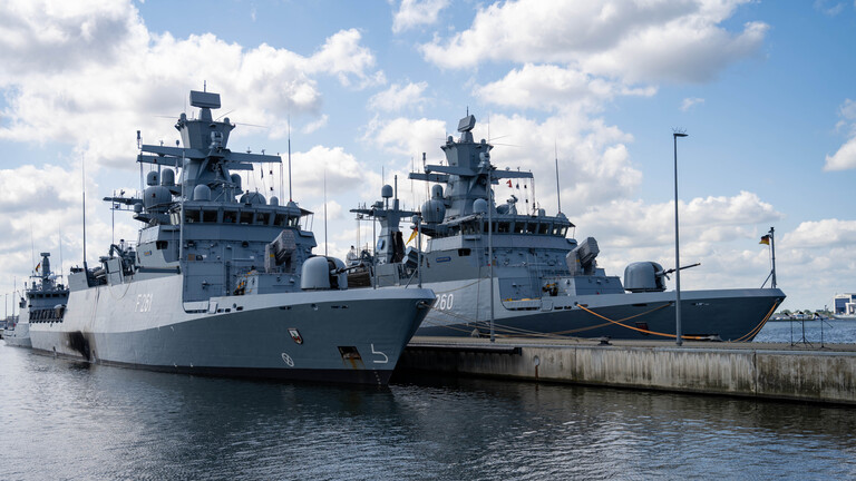 Die Korvetten "Magdeburg" (l-r) und "Braunschweig" liegen am Kai des Marinestützpunktes Hohe Düne in Warnemünde, um am Großmanöver Baltops in der Ostsee teilzunehmen (3.6.2025)