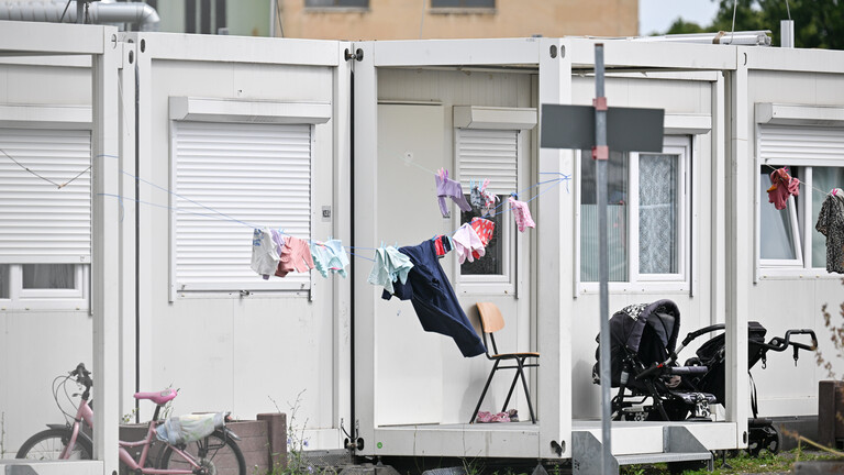 Wäsche hängt an einem Container der Flüchtlingsunterkunft auf dem Gelände des ehemaligen Flughafens Tempelhof (Berlin, 24.06.2025)