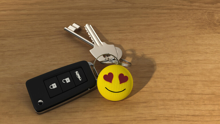 Autoschlüssel mit Smiley-Anhänger