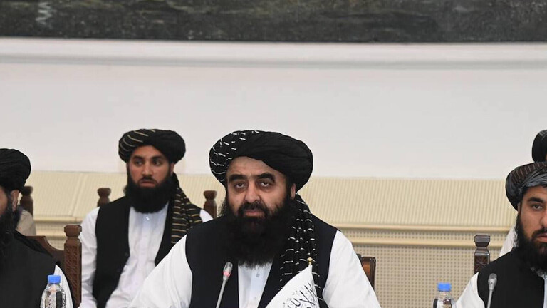 Er tritt als afghanischer Außenminister auf: Amir Khan Muttaqi (Mitte), hier mit dem pakistanischen Außenminister  Ishaq Dar und dem usbekischen Amtskollegen Bakhtiyor Saidov im August 2025 in Taschkent