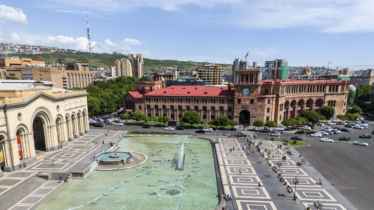 Blick auf den Platz der Republik in Armeniens Hauptstadt Jerewan mit großem Springbrunnen und monumentalen Gebäuden