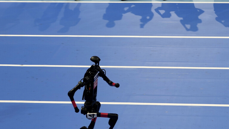 Der Roboter „Tiangong ULTRA“ sprintet am Sonntag, dem 17. August 2025, bei den World Humanoid Robot Games in Peking, China, ins Ziel und sichert sich damit die Goldmedaille im 100-Meter-Finale.