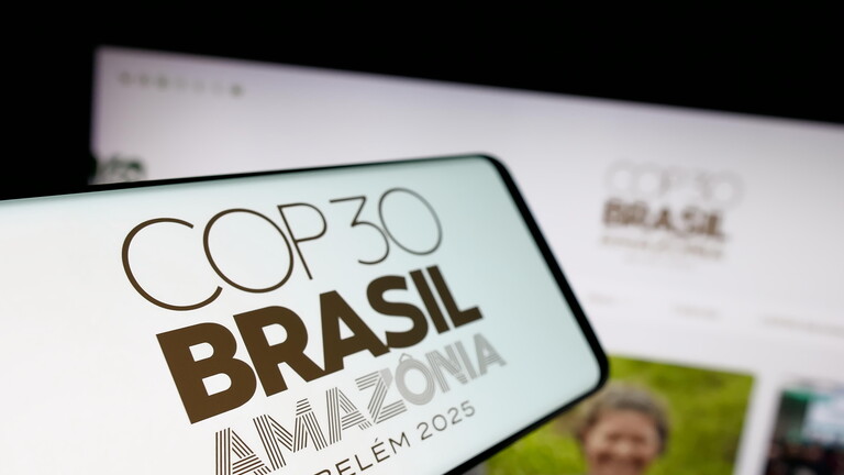 Ein Smartphone mit dem Logo der UN-Klimakonferenz COP30 in Brasilien auf dem Bildschirm vor einer Website.