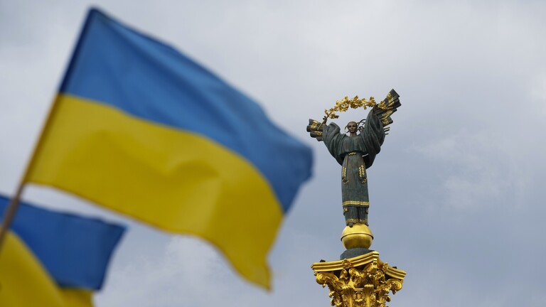 Die ukrainische Flagge neben dem Unabhängigkeitsdenkmal in Kiew.