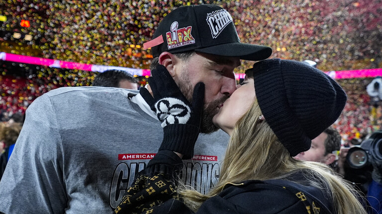 Travis Kelce und Taylor Swift küssen sich im Stadion nach dem Meisterschaftsspiel der National Football League (NFL) gegen die Buffalo Bills (Kansas City, Missouri, 26.01.2025)
