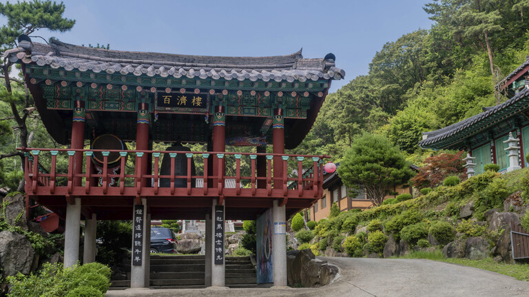 Yeongi gun, Südkorea. 17. Juli 2020: Glocken und Trommelpavillon auf Betonsäulen im buddhistischen Unjusan Tempel (Symbolbild)