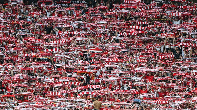 Fans von Union Berlin im Gästeblock im Signal Iduna Park in Dortmund mit einer Schalparade